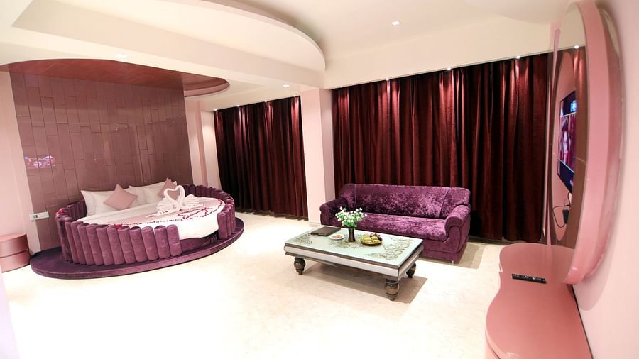 The purple and pink interiors of the Junior Suite - Theme Romantic 2 - Udman Hotel Haridwar