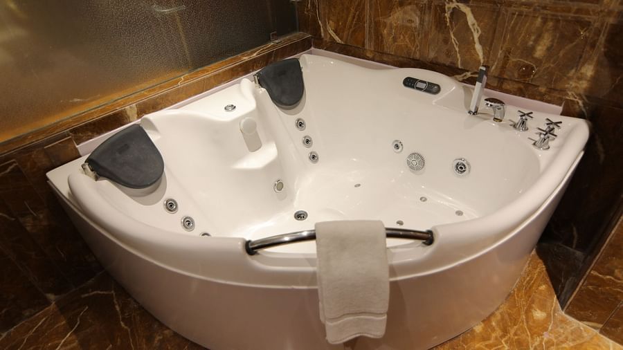 The jacuzzi at the Royal Suite 1 - Udman Hotel Haridwar