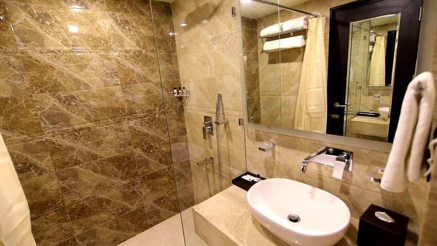 The washroom attached to the Superior Room 1 - Udman Hotel Haridwar