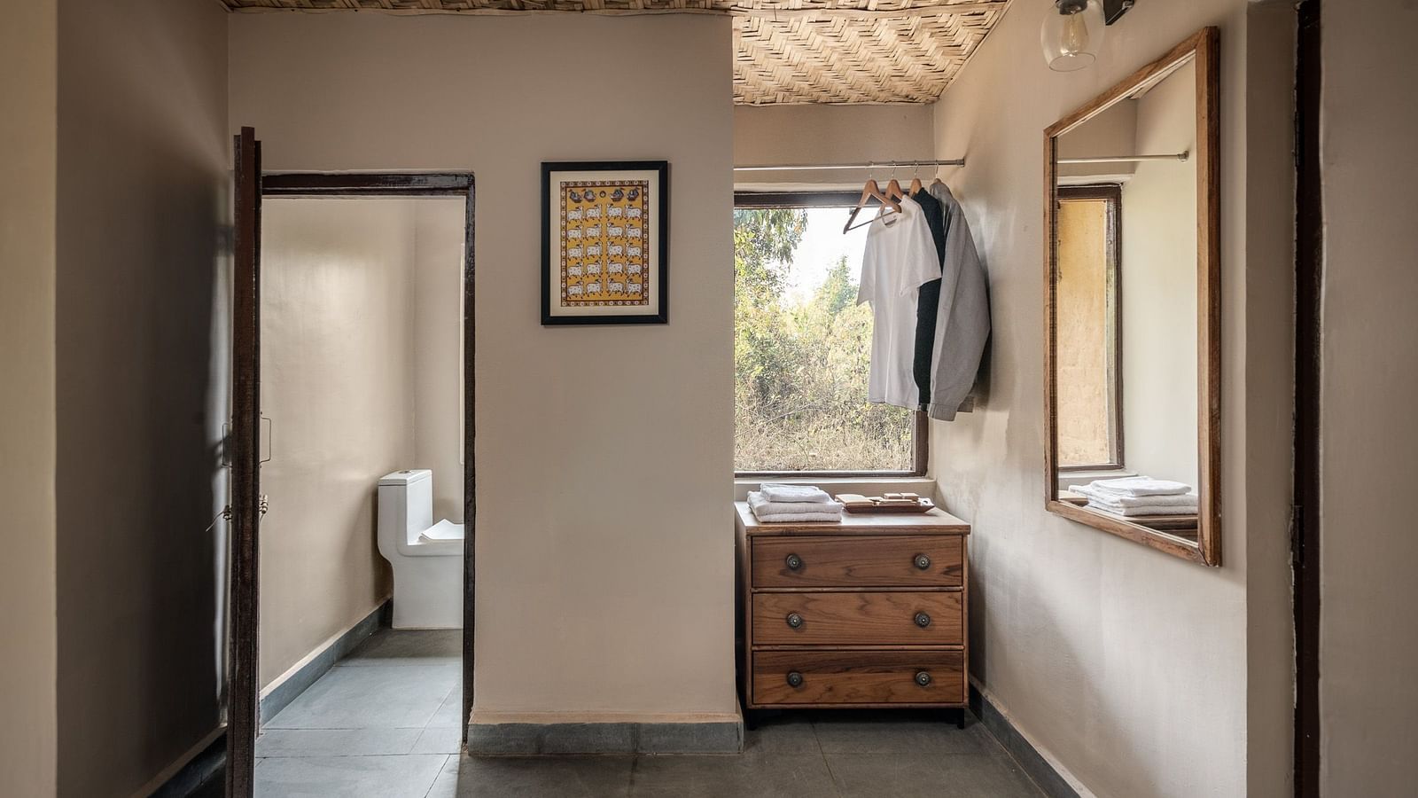 Additional washroom at the Mud House Suite at Saccharum Safari Lodge, Balaghat