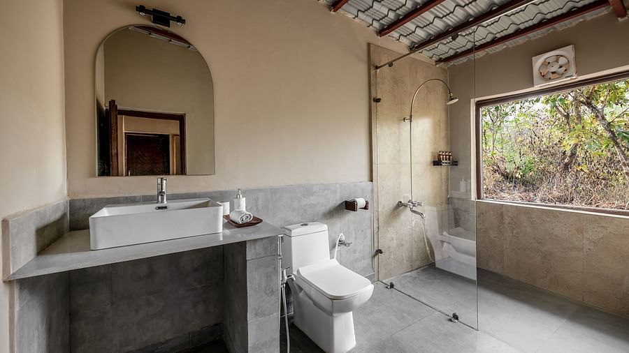 Washroom at Mud House Suite at Saccharum Safari Lodge, Balaghat