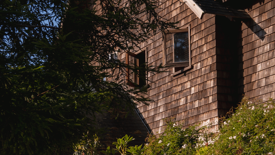 06-brewery-gulch-inn-shingled-gable-roofline-and-gardens
