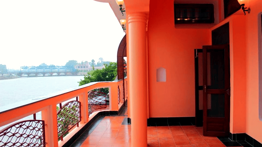A room with a well-structured private balcony. | Hotel Devnadi, Haridwar