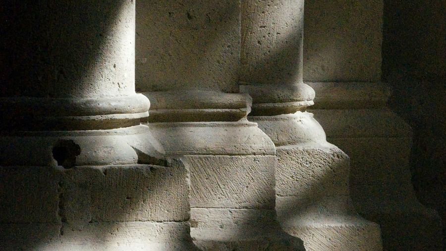 Image of light rays falling on the  pillar