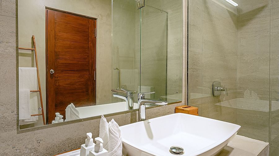 Modern bathroom with a rectangular basin and mirror