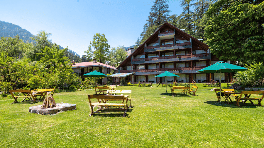 facade with outdoor seating at Bedzzz Xclusiv Baikunth, Manali