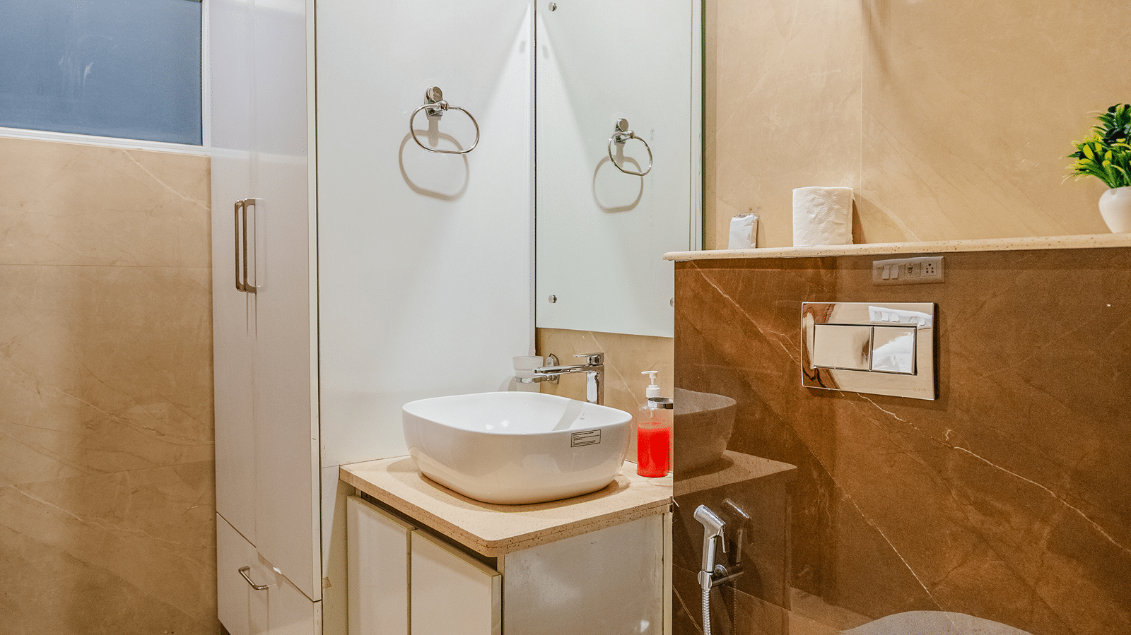 Bathroom of Lime Tree Luxury Studio featuring a compact layout with a toilet, wash basin, and mirror.
