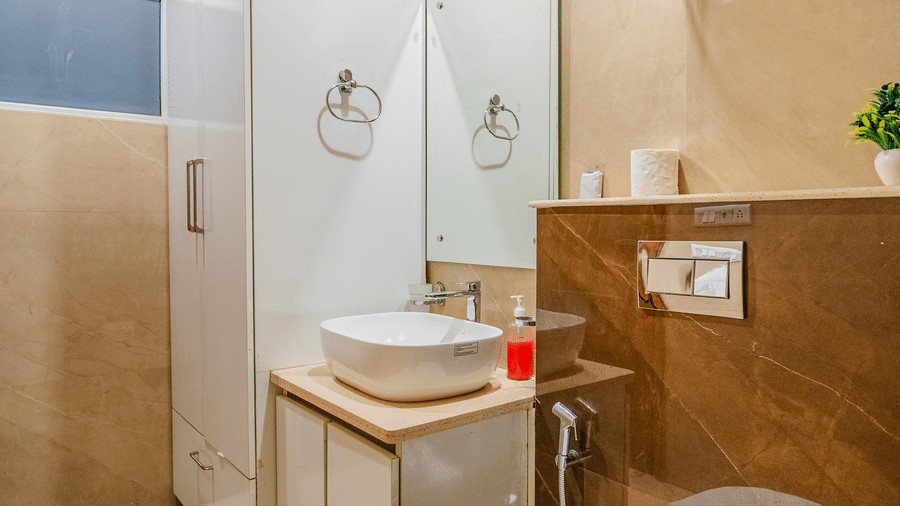 Bathroom of Lime Tree Luxury Studio featuring a compact layout with a toilet, wash basin, and mirror.