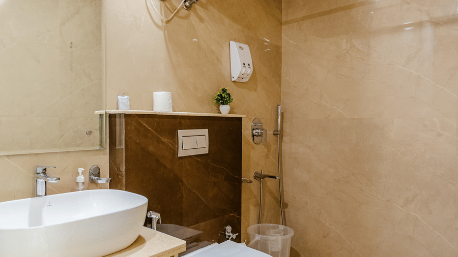 Bathroom of Lime Tree Luxury Studio featuring tiling, a wash basin, and a mirror.