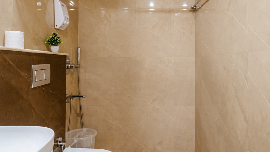 Bathroom of Lime Tree Luxury Studio featuring tiling, a toilet, and a shower area.