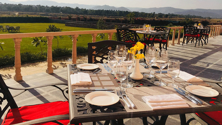 the outside dining space that overlooks the garden of the property - Buena Vista