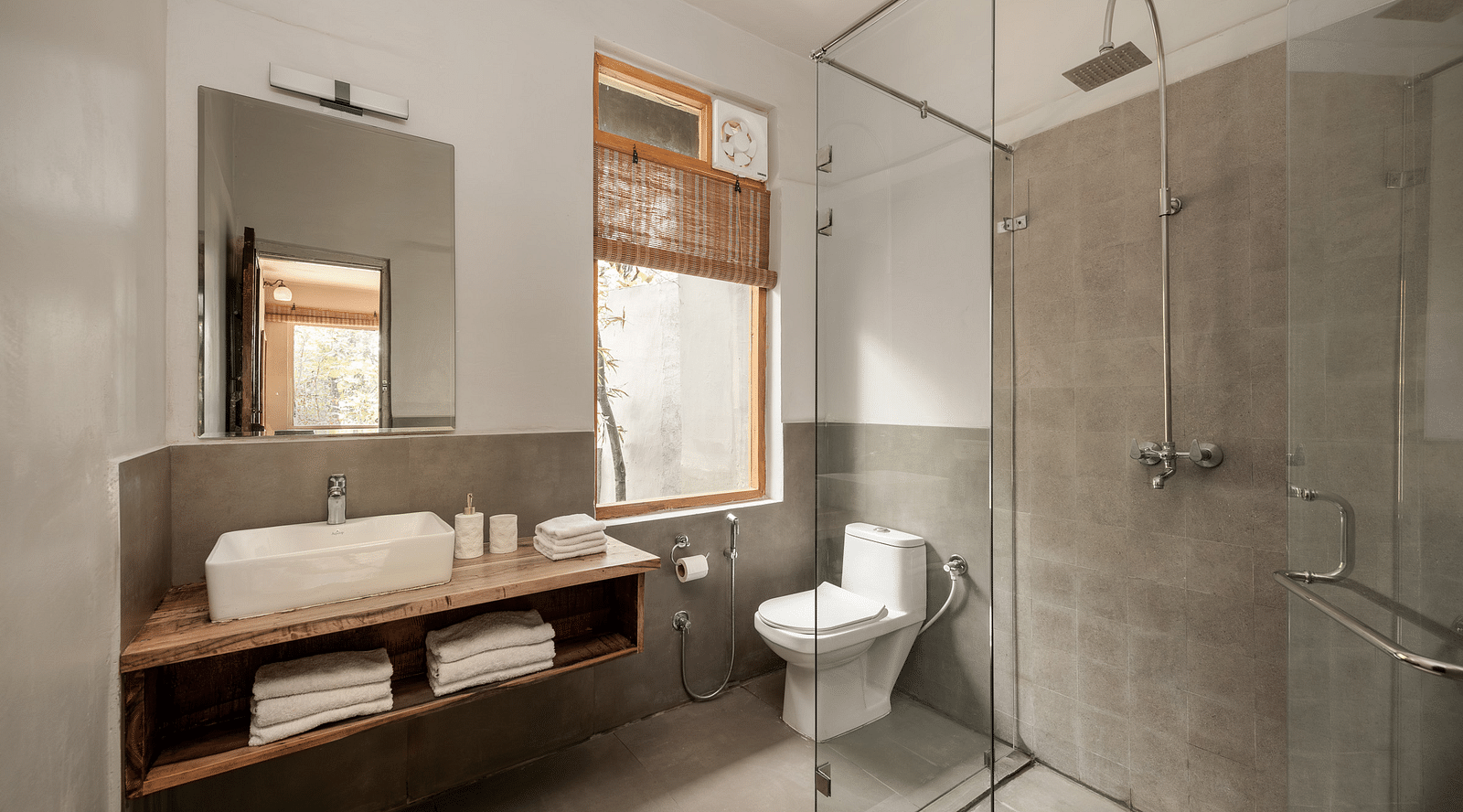 Jungle Cottage washroom at Saccharum Safari Lodge, Balaghat