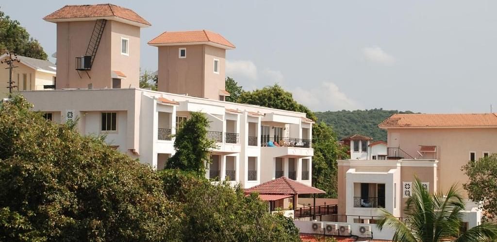 Exterior view of La Vida Studio Inn surrounded by lush trees.