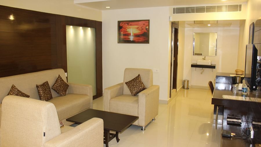 Living roon with sofas and a coffee table at Hotel Green Apple