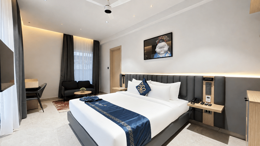 Luxury Suite bed and wall artwork – Hotel Kyzen, Shamshabad Airport, Hyderabad