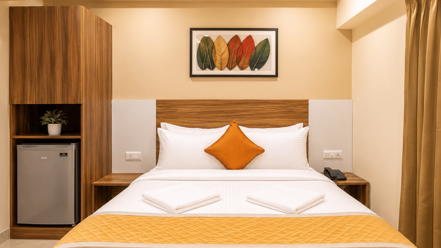 Well-appointed room at Urban Comforts offering contemporary décor, comfortable bedding, and a relaxing ambience