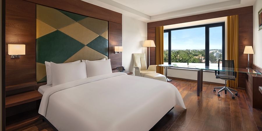 Executive Deluxe Room - King Bedroom (in-out)