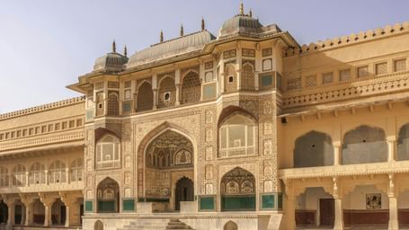 Front view of the grand entrance of Amber Palace, Jaipur, Rajasthan, showcasing its intricate Rajput-Mughal architecture and sandstone facade.