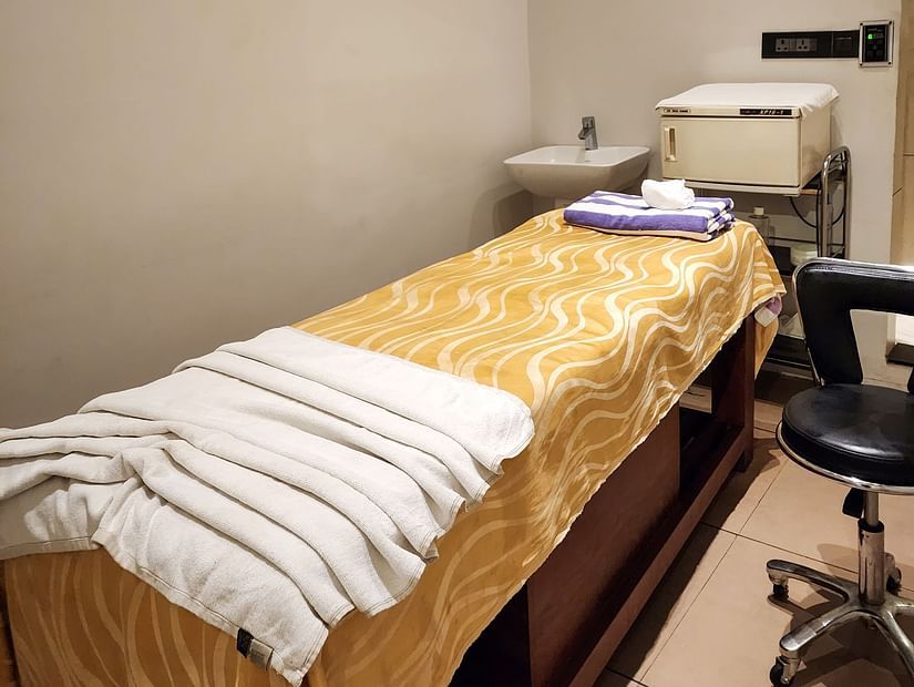 Layers Spa - Inside Bed with towels and equipement