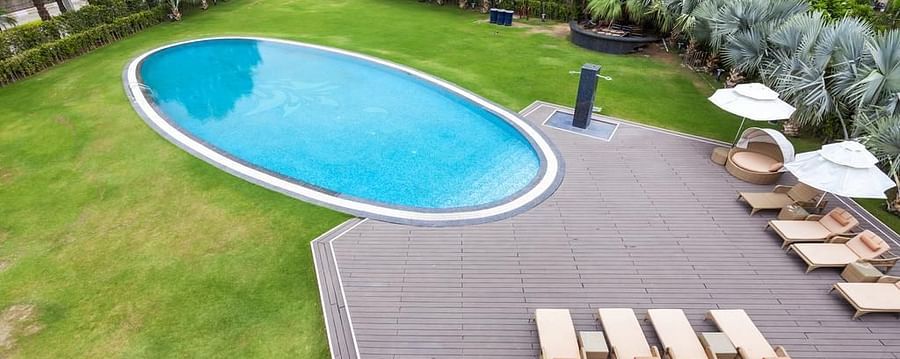 alt-text POOL SIDE 4 znfaga