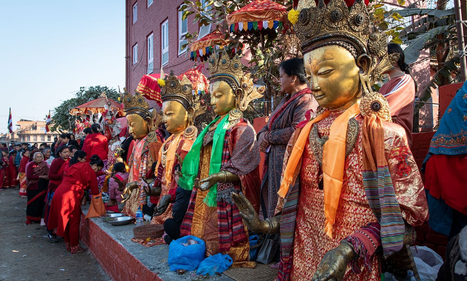 Idols lined up at the Samyak dan festival