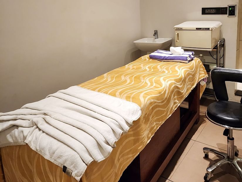 Layers Spa - Inside Bed with towels and equipement
