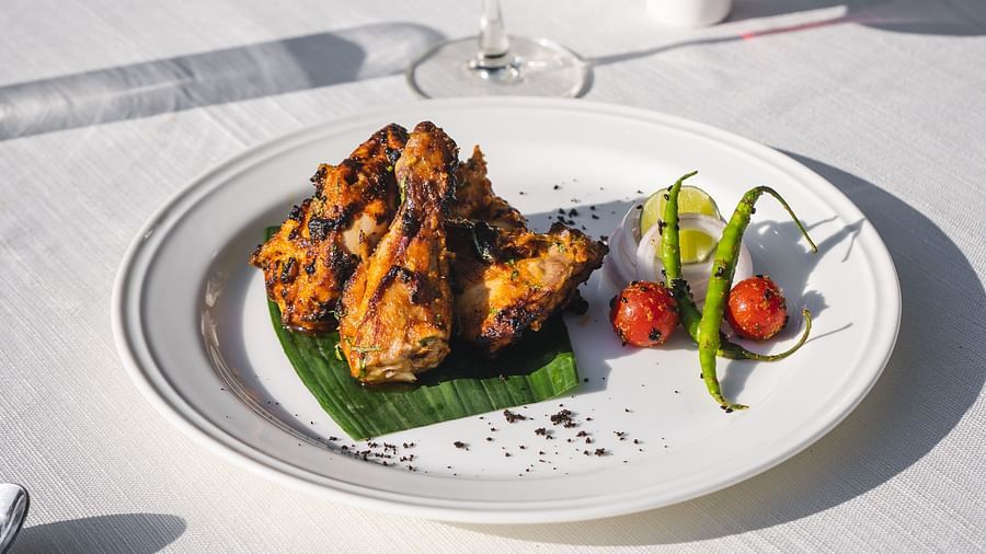 chicken tikka served along with coriander chuttney