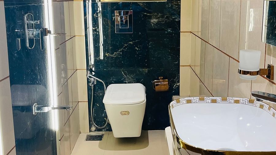 Washroom | Home2 Renaissance Club Hotel
