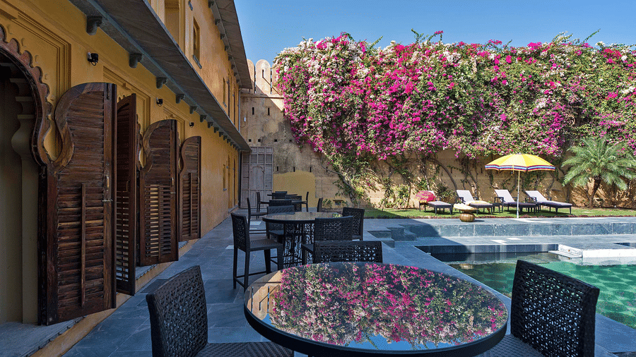 gogunda-palace-dining-bouganvillea-bar-01
