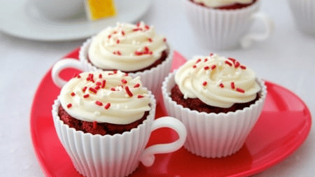 3 cupcakes kept on display