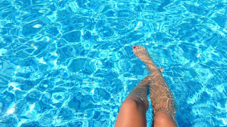 person-feet-dipping-on-pool-835240 aweqp8