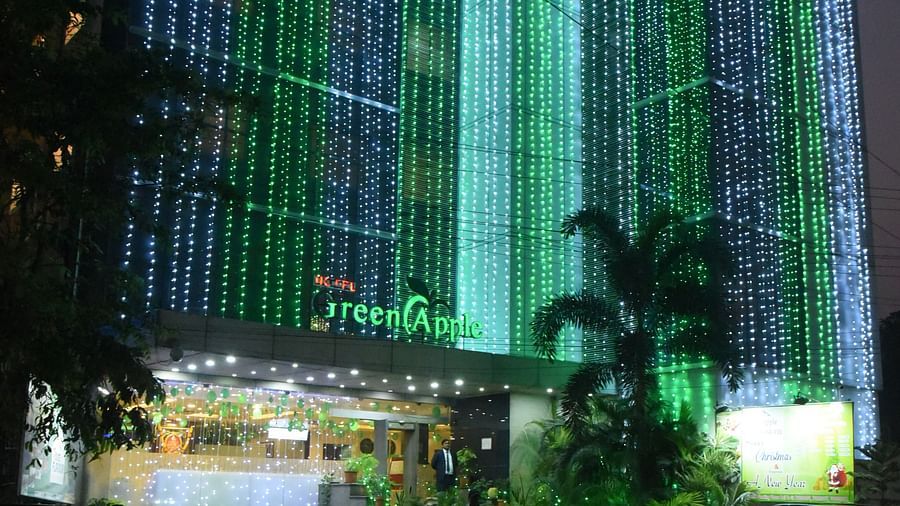 Night view of Hotel Green Apple facade 