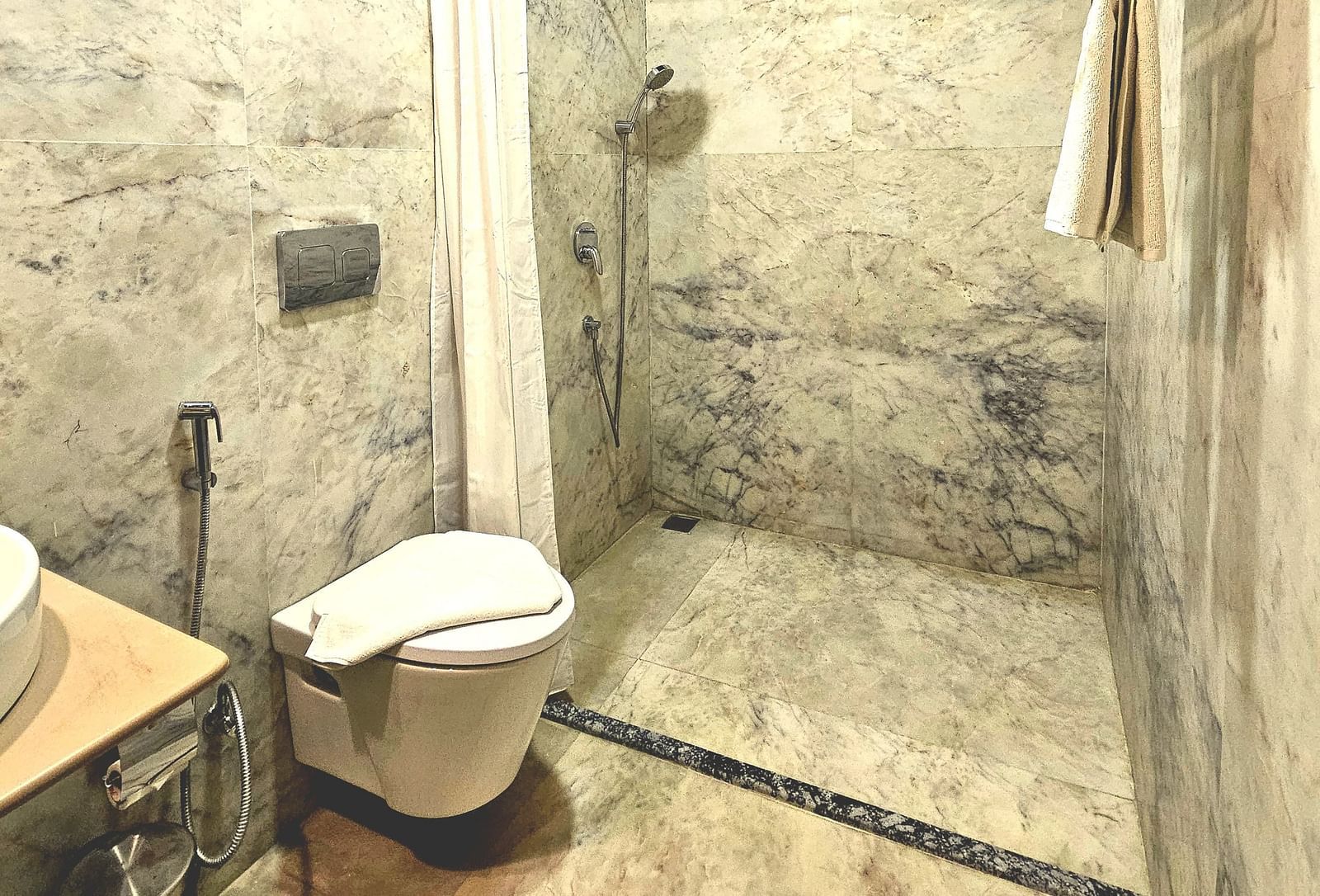 MEERA SUITE BATHROOM