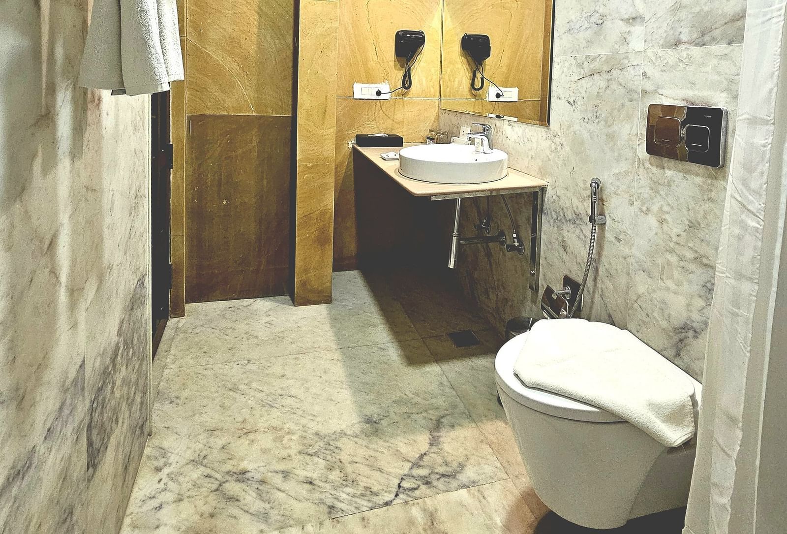 MEERA SUITE BATHROOM 1