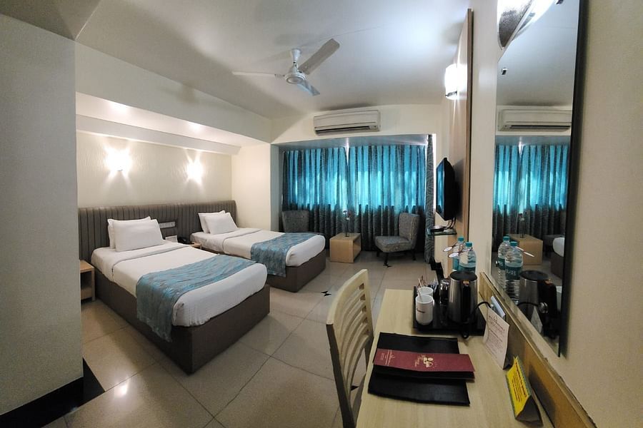 alt-text Deluxe room with twin beds and room amenities at Hotel Diplomat