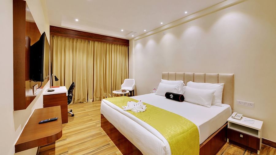 DELUXE KING ROOM