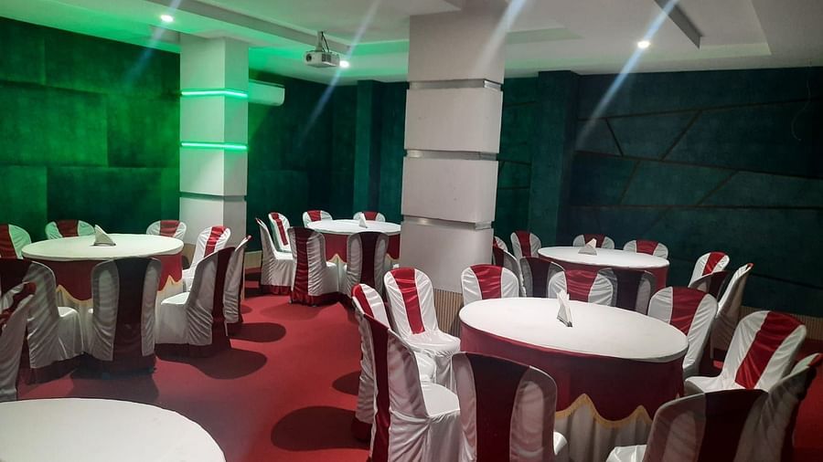 Mysore Gate Hotel, Bangalore Bengaluru A banquet hall with a bunch of well decorated tables and chairs - Mysore Gate Hotel Bangalore