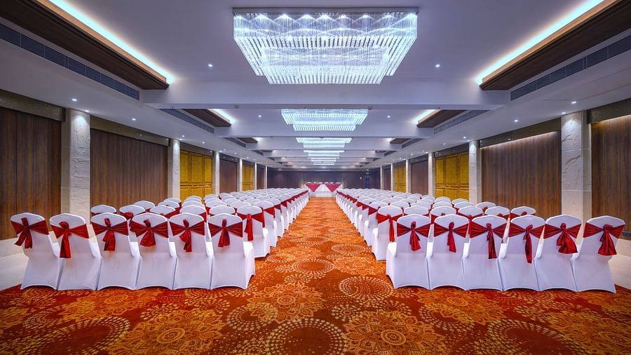 A ballroom featuring beautifully decorated seating arrangements - Royale Sarovar Portico, Agra