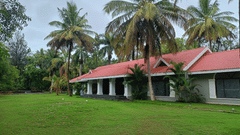 Row of cottages with red roofs and green lawns at Fantasy Golf Resort.