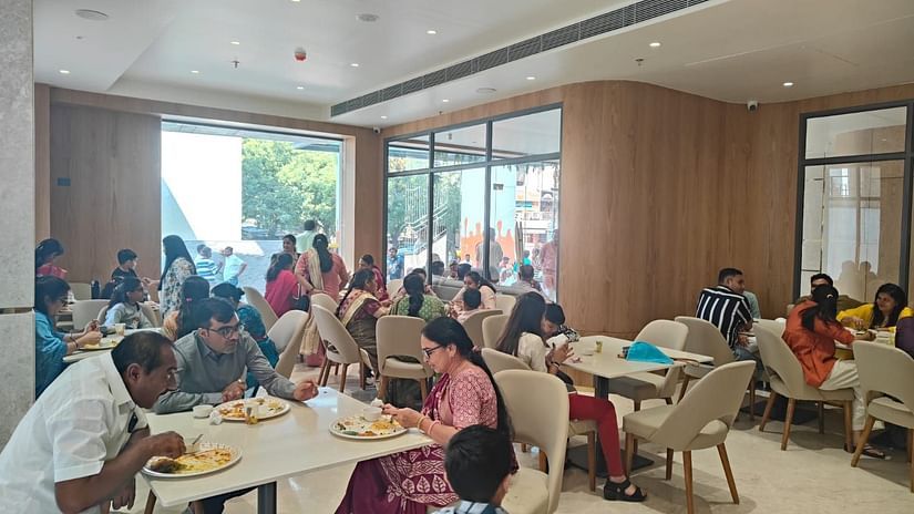 a restaurant with guests eating their meal - Biznotel by Pride, Motera