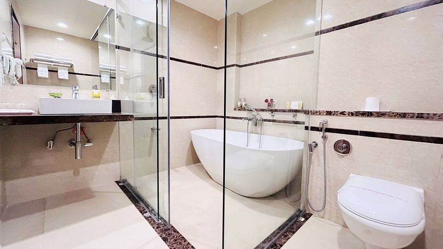 JUNIOR SUITE BATHROOM