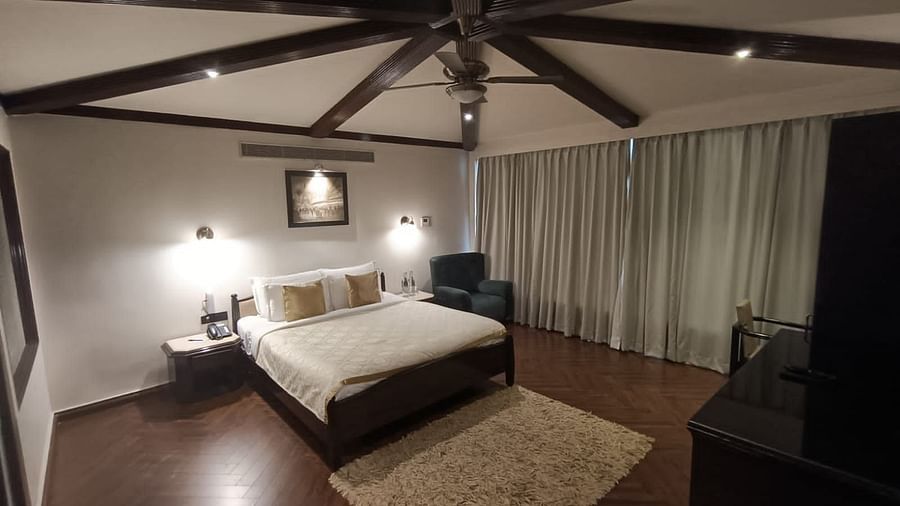 alt-text Detailed hotel room setup