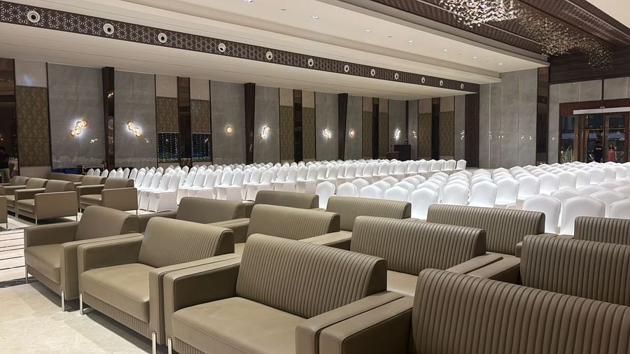 Modern Lounge Area with Comfortable Seating and Sophisticated Decor - VRR Astoria Hotel and Conventional Centre