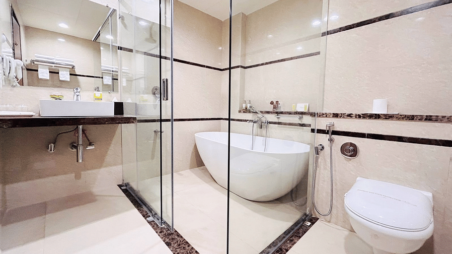 JUNIOR SUITE BATHROOM