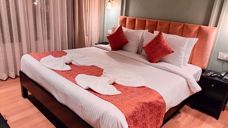 Premium bed in Mademoiselle with wooden tiles