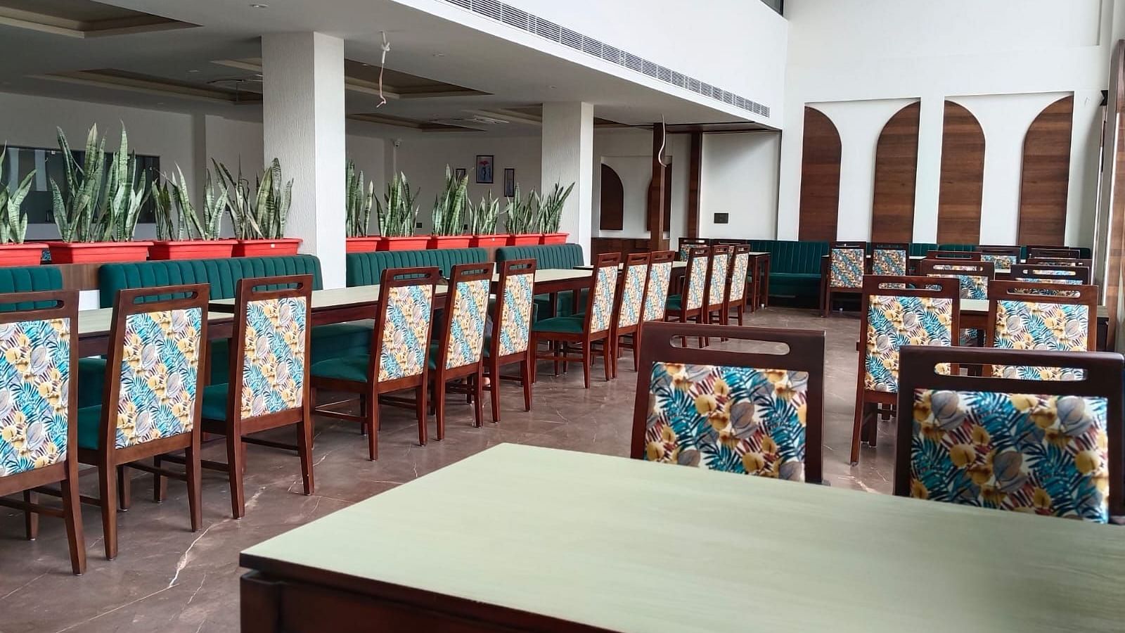 Another angle of the resort dining area with large windows and high ceilings - Pebbles & Pines, Corbett
