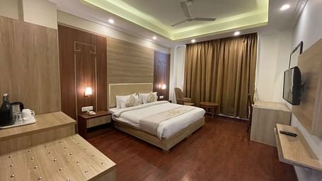 Overview of the Premium Room with a queen bed, tea and coffee maker and a tv wallmounted - Sumitel Gangtok 