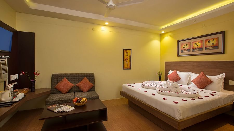 Avocado room with a double bed and sofa seating
