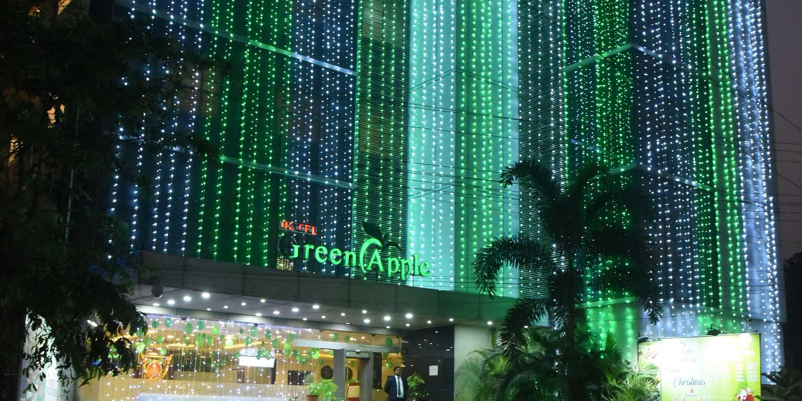 Night view of Hotel Green Apple facade 