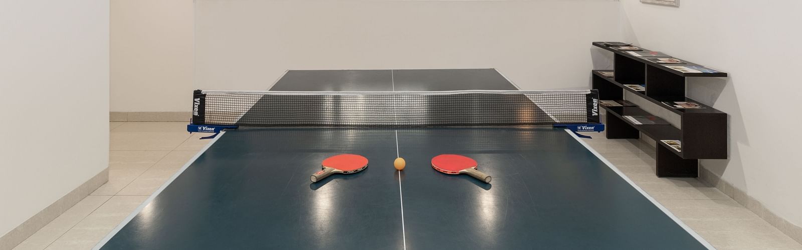 Table Tennis Court at Inde Hotel Cyber City  with tennis bats and a ball